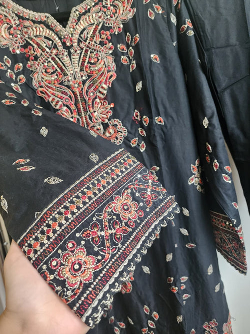 3 Piece - Binsaeed embroidered lawn suit (INP-208)